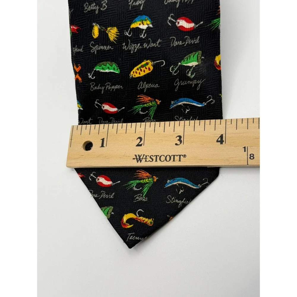 Addiction necktie features